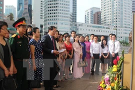 l’ambassadeur du Vietnam à Singapour, Nguyen Tien Minh, le personnel de l’ambassade, les représentants du Comité de liaison de l’Association d’entreprises vietnamiennes à Singapour et de la diaspora vietnamienne ont déposé des gerbes de fleurs au monument