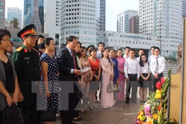 l’ambassadeur du Vietnam à Singapour, Nguyen Tien Minh, le personnel de l’ambassade, les représentants du Comité de liaison de l’Association d’entreprises vietnamiennes à Singapour et de la diaspora vietnamienne ont déposé des gerbes de fleurs au monument