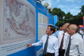 Exposition de cartes anciennes et d'affiches à Ho Chi Minh-Ville. Photo : VNA