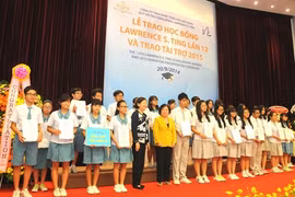 Remise de bourses d’études à des élèves. 