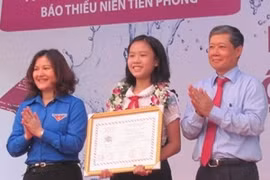 Remise du premier prix à Dao Thuy Thuy Duong,(Photo: Pham Mai/Vietnam+)