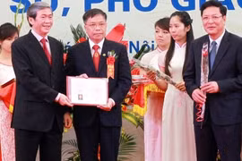 Dinh The Huynh remet le titre du professeur aux scientifiques. Photo: VA