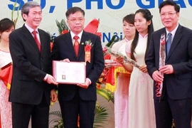 Dinh The Huynh remet le titre du professeur aux scientifiques. Photo: VA