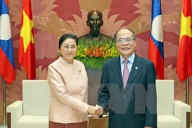 Le président de l'AN, Nguyen Sinh Hung et la présidente de l'AN du Laos, Pany Yathotu. Photo: VNA