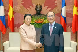 Le président de l'AN, Nguyen Sinh Hung et la présidente de l'AN du Laos, Pany Yathotu. Photo: VNA