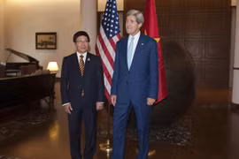 Le vice-Premier ministre et ministre des Affaires étrangères Pham Binh Minh rencontre le secrétaire d'État américain John Kerry. Photo/VNA