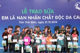 Remise du lait et des cadeaux aux enfants victimes de l’agent orange de la province de Thai Binh. Photo: VNA