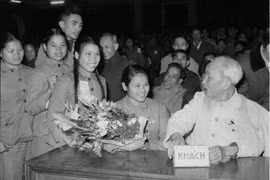 Le Président Ho Chi Minh rencontre des jeunes volontaires en janvier 1967. Photo: VNA