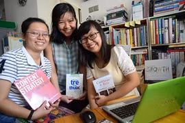 Lê Luu Anh Thu (droite) et ses collègues.(Source : Tuoi Tre)