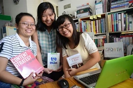 Lê Luu Anh Thu (droite) et ses collègues.(Source : Tuoi Tre)