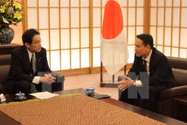 Le directeur général de l'Agence vietnamienne d'Information (VNA) Nguyen Duc Loi et le ministère japonais des Affaires étrangères, Fumio Kishida. Photo/VNA