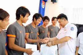 Remise des cadeaux aux sept pêcheurs vietnamiens sauvés par un navire singapourien après le naufrage de leur bateau au large de Ba Ria-Vung Tàu. Photo: VNA