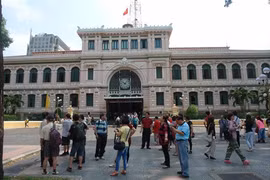 Des touristes étrangers à Hô Chi Minh-Ville. Photo : VNA