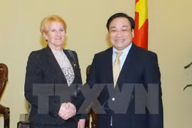 Le vice-Premier ministre Hoàng Trung Hai (droite) reçoit Mme Jana Lassakova, vice-présidente du Parlement slovaque. (Source : VNA)