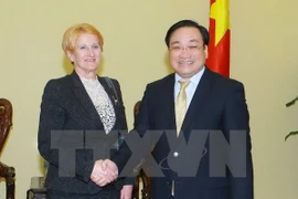 Le vice-Premier ministre Hoàng Trung Hai (droite) reçoit Mme Jana Lassakova, vice-présidente du Parlement slovaque. (Source : VNA)