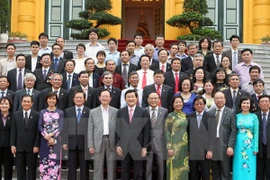 Rencontre entre le président Truong Tan Sang et des juristes exemplaires de l'ensemble du pays, venus à Hanoi pour participer au Congrès national des juristes exemplaires. (Source : VNA)