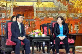La vice-présidente du Comité populaire de Hanoi, Mme Nguyen Thi Bich Ngoc et le maire de la ville japonaise de Kagoshima, Hiroyuki Mori (Source: VNA)