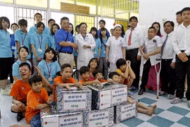 Les délégués de l'Association de la Croix-Rouge de la province Kita Kanto (Japon) rendent visite au village Hoà Binh et à l'hôpital Tu Du, lieux protecteurs des enfants victimes de l'agent orange à Hô Chi Minh-Ville. Photo:VNA