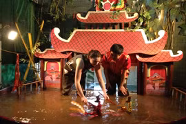 Les touristes étrangers s'intéressent aux arts traditionnels du pays. Photo : Vân Anh/CVN/VNA
