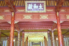 Des poèmes dorés dans la salle principale du palais de Thái Hoà, à Huê (Centre). Source: VNA 