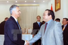 Le vice-Premier ministre Hoang Trung Hai reçoit le conseiller fédéral en charge des Affaires étrangères de la Suisse, Didier Burkhalter. Photo/VNA