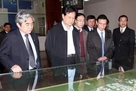 Le PM Nguyen Tan Dung examine la planification globale de la zone high-tech de Hoa Lac. (Photo: Duc Tam/AVI)