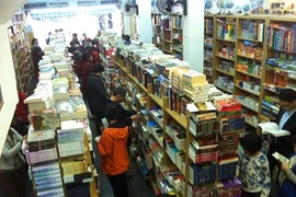 Nombre de personnes ont préféré offrir des livres à leurs proches et amis lors des fêtes. (Source : VNA)