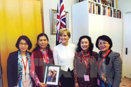 la ministre australienne des Affaires étrangères Julie Bishop et la délégation de l'Union des femmes du Vietnam. Source: VNA