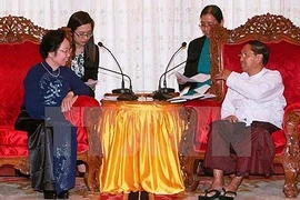 La vice-présidente vietnamienne, Nguyên Thi Doan (gauche) s'entretient avec U Myint Swe, gouverneur de la région de Yangon, le 12 mars au Myanmar. (Source : VNA) 