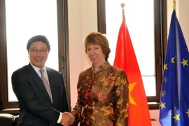 Le vice-PM et ministre des Affaires étrangères Pham Binh Minh et la vice-présidente de la CE et haute représentante de l'UE pour les affaires étrangères et la politique de sécurité, Catherine Ashton (Source: VNA)