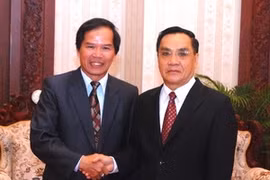 Le Premier ministre laotien Thongsin Thammavong reçoit Nguyen Xuan Tien, secrétaire adjoint du Comité provincial du PCV pour Lam Dong et président du Comité populaire provincial. (Photo: Hoang Chuong/Vietnam+) 