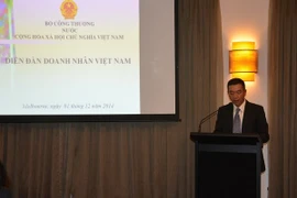 Le consul général du Vietnam à Sydney, Hoàng Minh Son s'adresse lors du forum des hommes d'affaires vietnamiens en Australie. Photo : VNA 