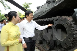 Truong Tân Sang rencontre d'anciens révolutionnaires et visite le Musée des vestiges de guerre de Hô Chi Minh-Ville. (Photo: Thanh Vũ/VNA)