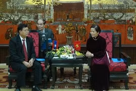 Le vice-président de l'AN du Laos, M. Somphan Phenkhamy et la présidente du Conseil populaire de Hanoi, Ngo Thi Doan Thanh. Photo : VNA