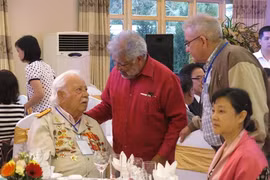 Des amis internationaux lors de la rencontre. Photo : VNA
