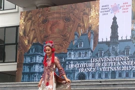 Un modèle du styliste Lan Huong sera présenté en France. (Source : VNA)