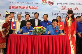 Une cérémonie officielle de remise de la clé marquant l'inauguration du Village d'amitié des jeunes de la frontière Laos-Vietnam (Source: VNA)