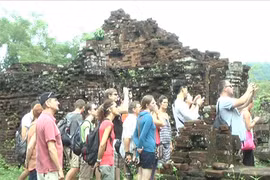 Des touristes à la découverte du site. Photo : Minh Duc/VNA