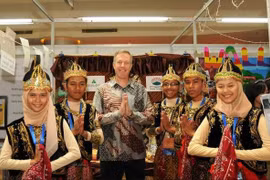 L'ambassadeur Ted Osius (centre) lors de sa mission à l'ambassade des Etats-Unis en Indonésie. (Photo: usembassyjakarta)