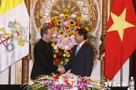 Le vice-ministre vietnamien des AE, Bui Thanh Son et son homologue du Vatican, Mgr Antoine Camilleri. Photo/VNA