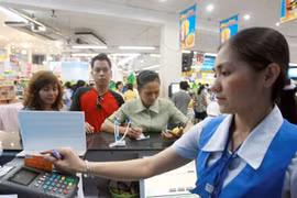 Des terminaux de paiement par carte bancaire (POS) sont de plus en plus nombreux, surtout dans les supermarchés. Source: VNA