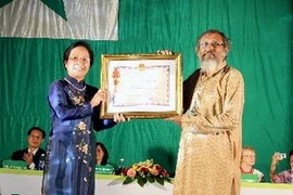 La vice-présidente Nguyen Thi Doan remet l'Ordre de l'amitié de l'Etat vietnamien à l'UEA (Photo: An Đang/AVI)