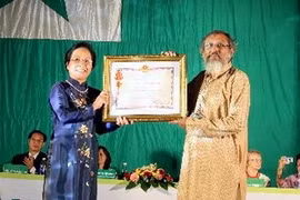 La vice-présidente Nguyen Thi Doan remet l'Ordre de l'amitié de l'Etat vietnamien à l'UEA (Photo: An Đang/AVI)