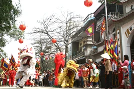 Une procession du trône du temple des rois Trân. Photo : VNA 
