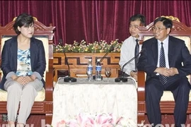 Le vice-président du Comité populaire provincial, Huynh Van Nhi reçoitMme Oh Se Hui. (Source: binhduong.gov.vn)