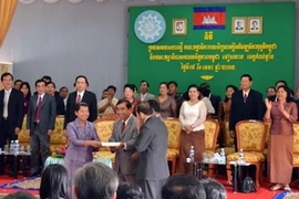 Mme Men Sam An remet la décision de la fondation de l'Association d'amitié Cambodge-Vietnam de la province de Kampong Chhnang au gouverneur Tuoch Marim. (Photo: Xuân Khu/Vietnam+)