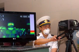Le Service de la santé de Hanoi a intensifié les contrôles et les inspections sanitaires à l’aéroport international de Noi Bai face à l’évolution complexe du syndrome respiratoire aigu de la région Moyen-Orient (MERS-CoV) dans le monde. Photo : VNA