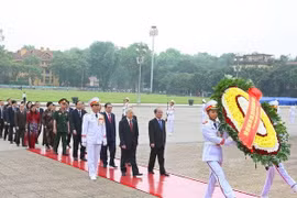 Les dirigeants rendent hommage au Président Hô Chi Minh. Photo : VNA