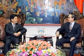 Le vice-Premier ministre Nguyen Thien Nhan reçoit le gouverneur du Yunnan, Li Jiheng. (Photo: Duong Giang/AVI)