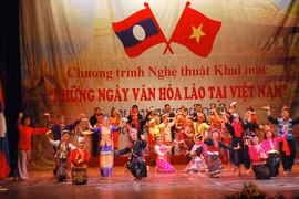 Un programme artistique dans le cadre des «Journées culturelles laotiennes au Vietnam». Photo: VOV